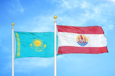 Kazakistan ve Fransız Polinezyası bayrak direğinde iki bayrak ve mavi bulutlu gökyüzü arkaplanı