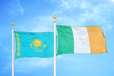 Kazakistan ve İrlanda bayrak direkleri ve mavi bulutlu arka planda iki bayrak