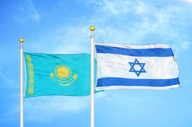 Kazakistan ve İsrail bayrak direkleri ve mavi bulutlu arka planda iki bayrak