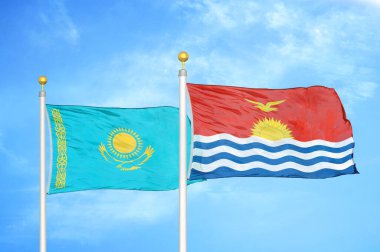 Kazakistan ve Kiribati bayrak direkleri ve mavi bulutlu arka planda iki bayrak