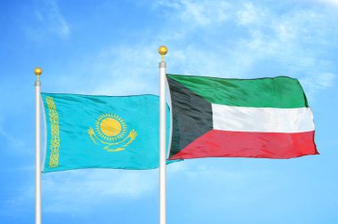 Kazakistan ve Kuveyt bayrak direkleri ve mavi bulutlu arka planda iki bayrak