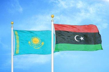 Kazakistan ve Libya bayrak direkleri ve mavi bulutlu arka planda iki bayrak