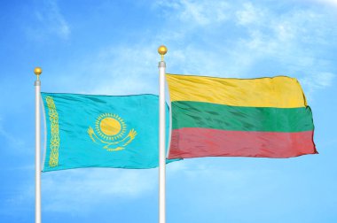 Kazakistan ve Litvanya bayrak direkleri ve mavi bulutlu arka planda iki bayrak