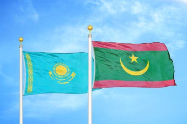 Kazakistan ve Moritanya bayrak direğinde iki bayrak ve mavi bulutlu arka plan