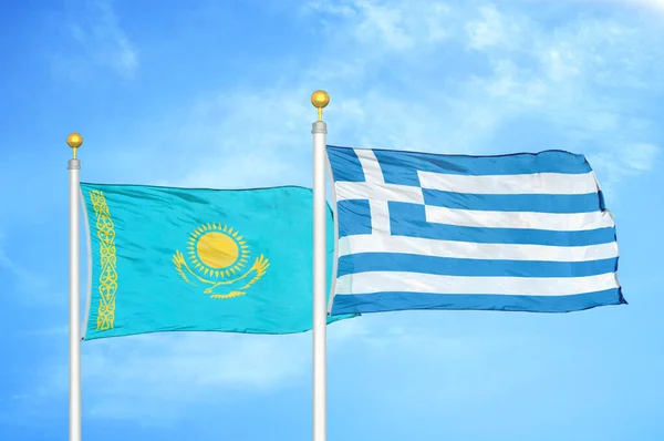 哈萨克斯坦和希腊两面旗杆上的国旗和蓝云的天空背景 — 图库照片