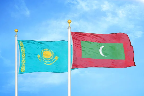 Kazakistan Maldivler Bayrak Direğinde Iki Bayrak Mavi Bulutlu Gökyüzü Arkaplanı — Stok fotoğraf