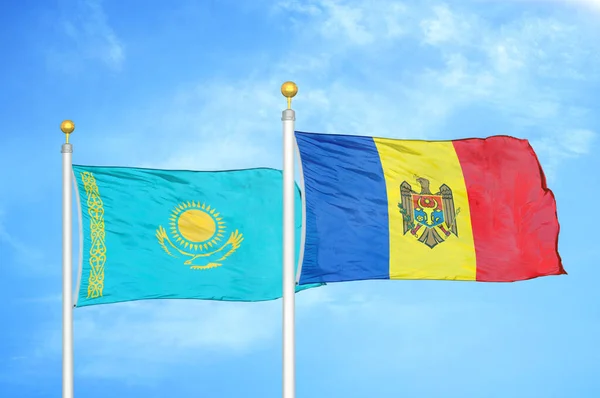 Kazachstan Moldavië Twee Vlaggen Vlaggenmasten Blauwe Bewolkte Lucht Achtergrond — Stockfoto
