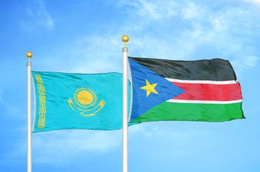 Kazakistan ve Güney Sudan bayrak direğinde iki bayrak ve mavi bulutlu arka plan