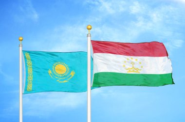 Kazakistan ve Tacikistan bayrak direğinde iki bayrak ve mavi bulutlu arka plan