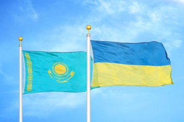 Kazakistan ve Ukrayna bayrak direkleri ve mavi bulutlu arka planda iki bayrak