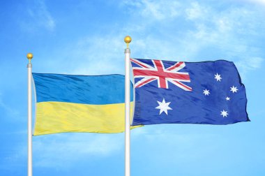 Ukrayna ve Avustralya bayrak direkleri ve mavi bulutlu arka planda iki bayrak
