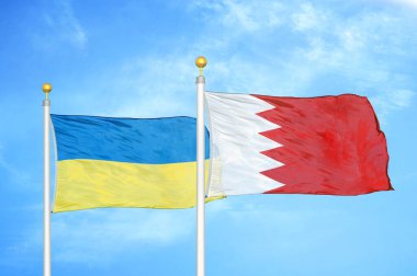 Ukrayna ve Bahreyn bayrak direkleri üzerinde iki bayrak ve mavi bulutlu arka plan