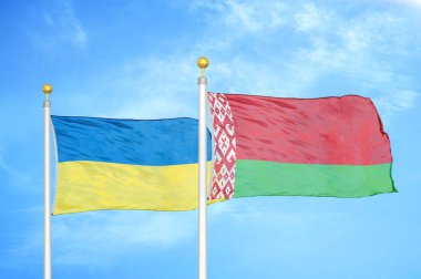 Ukrayna ve Belarus bayrak direkleri üzerinde iki bayrak ve mavi bulutlu arka plan