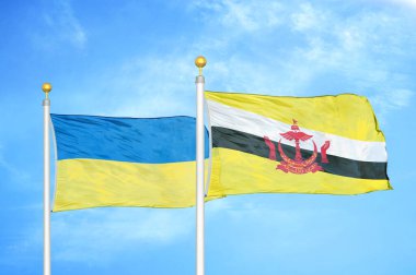 Ukrayna ve Brunei bayrak direkleri ve mavi bulutlu arka planda iki bayrak