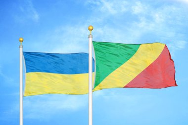 Ukrayna ve Kongo bayrak direkleri ve mavi bulutlu arka planda iki bayrak