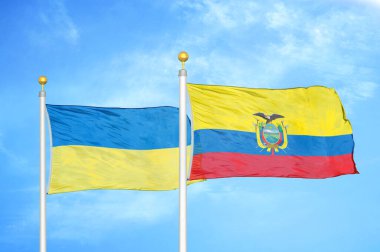 Ukrayna ve Ekvador bayrak direğinde iki bayrak ve mavi bulutlu gökyüzü arkaplanı