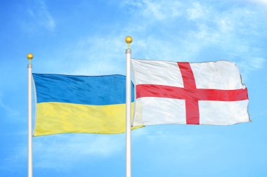 Ukrayna ve İngiltere bayrak direkleri ve mavi bulutlu arka planda iki bayrak