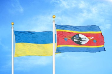 Ukrayna ve Eswatini Svaziland bayrak direkleri ve mavi bulutlu arka planda iki bayrak