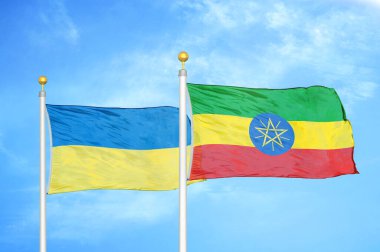 Ukrayna ve Etiyopya bayrak direkleri üzerinde iki bayrak ve mavi bulutlu arka plan