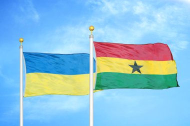 Ukrayna ve Gana bayrak direkleri ve mavi bulutlu arka planda iki bayrak