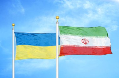 Ukrayna ve İran bayrak direkleri ve mavi bulutlu arka planda iki bayrak