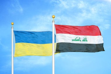 Ukrayna ve Irak bayrak direkleri ve mavi bulutlu arka planda iki bayrak