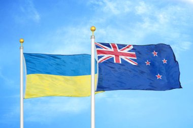 Ukrayna ve Yeni Zelanda bayrak direkleri ve mavi bulutlu arka planda iki bayrak