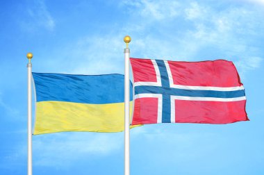 Ukrayna ve Norveç bayrak direkleri ve mavi bulutlu arka planda iki bayrak