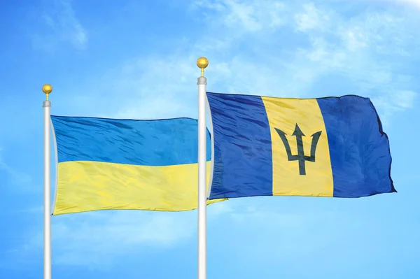 Ucrânia Barbados Duas Bandeiras Postes Bandeira Azul Céu Nublado Fundo — Fotografia de Stock