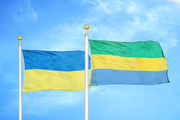Ucrania Gabón Dos Banderas Los Asta Bandera Fondo Azul Cielo — Foto de Stock