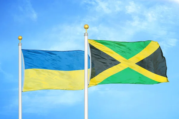 Ucrânia Jamaica Duas Bandeiras Postes Bandeira Azul Céu Nublado Fundo — Fotografia de Stock