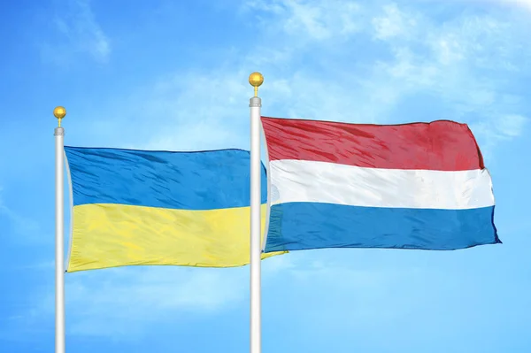 Ucraina Paesi Bassi Due Bandiere Pennoni Cielo Azzurro Nuvoloso Sfondo — Foto Stock
