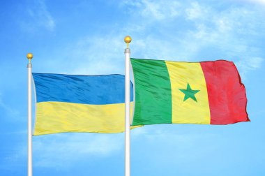 Ukrayna ve Senegal bayrak direkleri ve mavi bulutlu arka planda iki bayrak