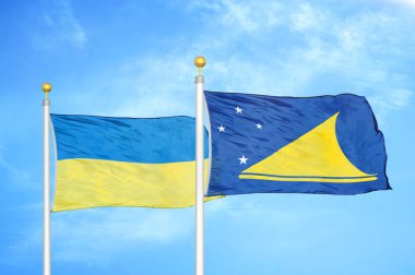 Ukrayna ve Tokelau bayrak direkleri ve mavi bulutlu arka planda iki bayrak