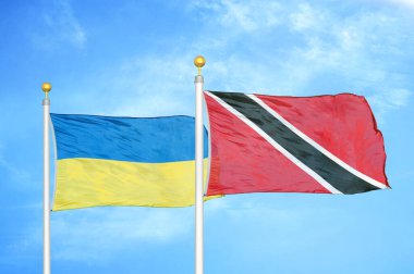 Ukrayna, Trinidad ve Tobago bayrak direkleri ve mavi bulutlu arka plan
