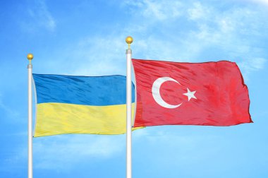 Ukrayna ve Türkiye bayrak direkleri ve mavi bulutlu arka planda iki bayrak