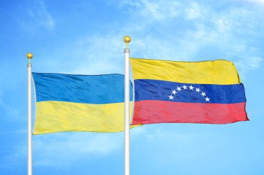 Ukrayna ve Venezuela bayrak direkleri ve mavi bulutlu arka planda iki bayrak