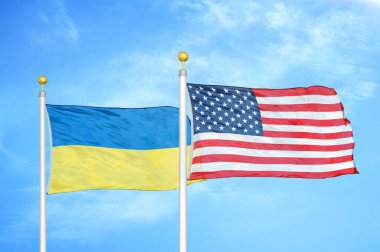 Ukrayna ve Amerika Birleşik Devletleri bayrak direkleri ve mavi bulutlu arka planda iki bayrak