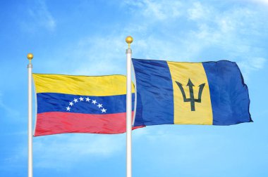 Venezuela ve Barbados bayrak direkleri ve mavi bulutlu arka planda iki bayrak