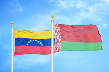 Venezuela ve Belarus bayrak direkleri ve mavi bulutlu arka planda iki bayrak