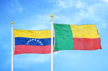 Venezuela ve Benin bayrak direkleri ve mavi bulutlu arka planda iki bayrak