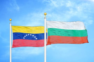Venezuela ve Bulgaristan bayrak direkleri ve mavi bulutlu arka planda iki bayrak