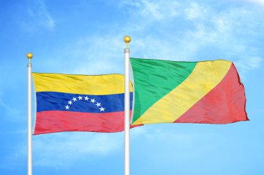 Venezuela ve Kongo bayrak direkleri ve mavi bulutlu arka planda iki bayrak
