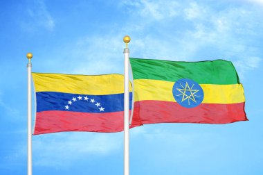 Venezuela ve Etiyopya bayrak direğinde iki bayrak ve mavi bulutlu arka plan