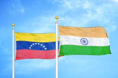 Venezuela ve Hindistan bayrak direkleri ve mavi bulutlu arka planda iki bayrak