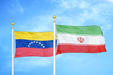 Venezuela ve İran bayrak direkleri ve mavi bulutlu arka planda iki bayrak