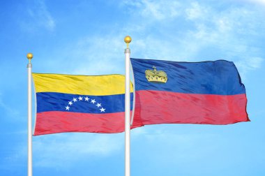 Venezuela ve Lihtenştayn bayrak direkleri üzerinde iki bayrak ve mavi bulutlu arka plan