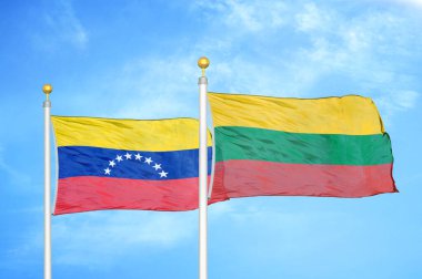 Venezuela ve Litvanya bayrak direkleri üzerinde iki bayrak ve mavi bulutlu arka plan