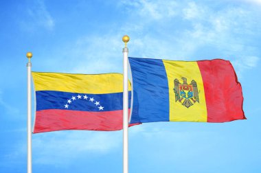 Venezuela ve Moldova bayrak direkleri ve mavi bulutlu arka planda iki bayrak