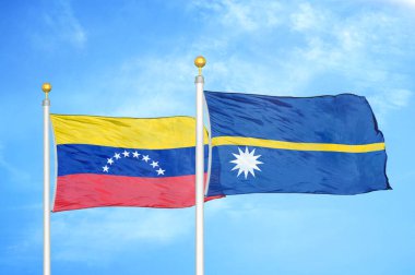 Venezuela ve Nauru bayrak direkleri ve mavi bulutlu arka planda iki bayrak